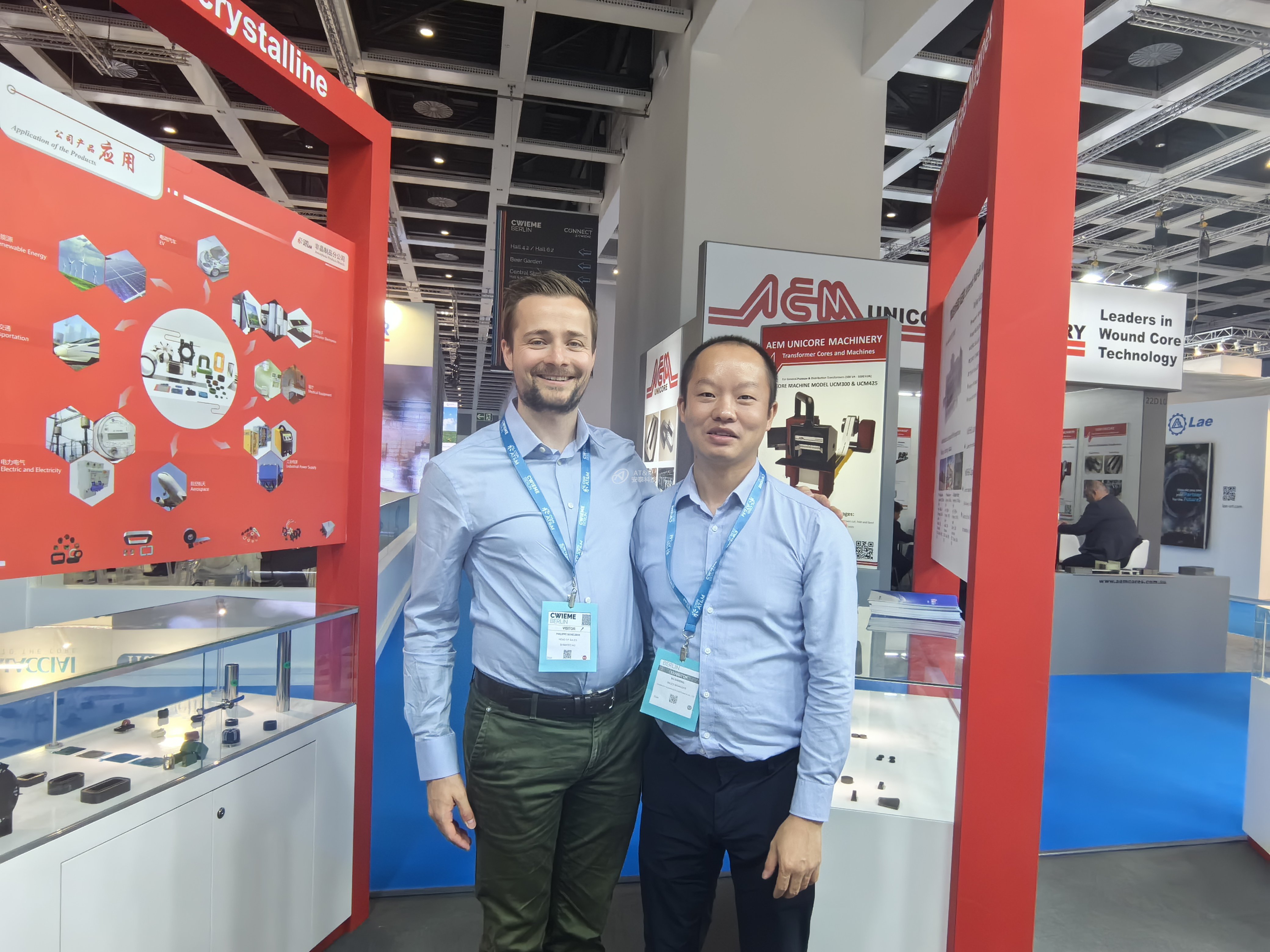 3图、 许大鹏与客户.jpg